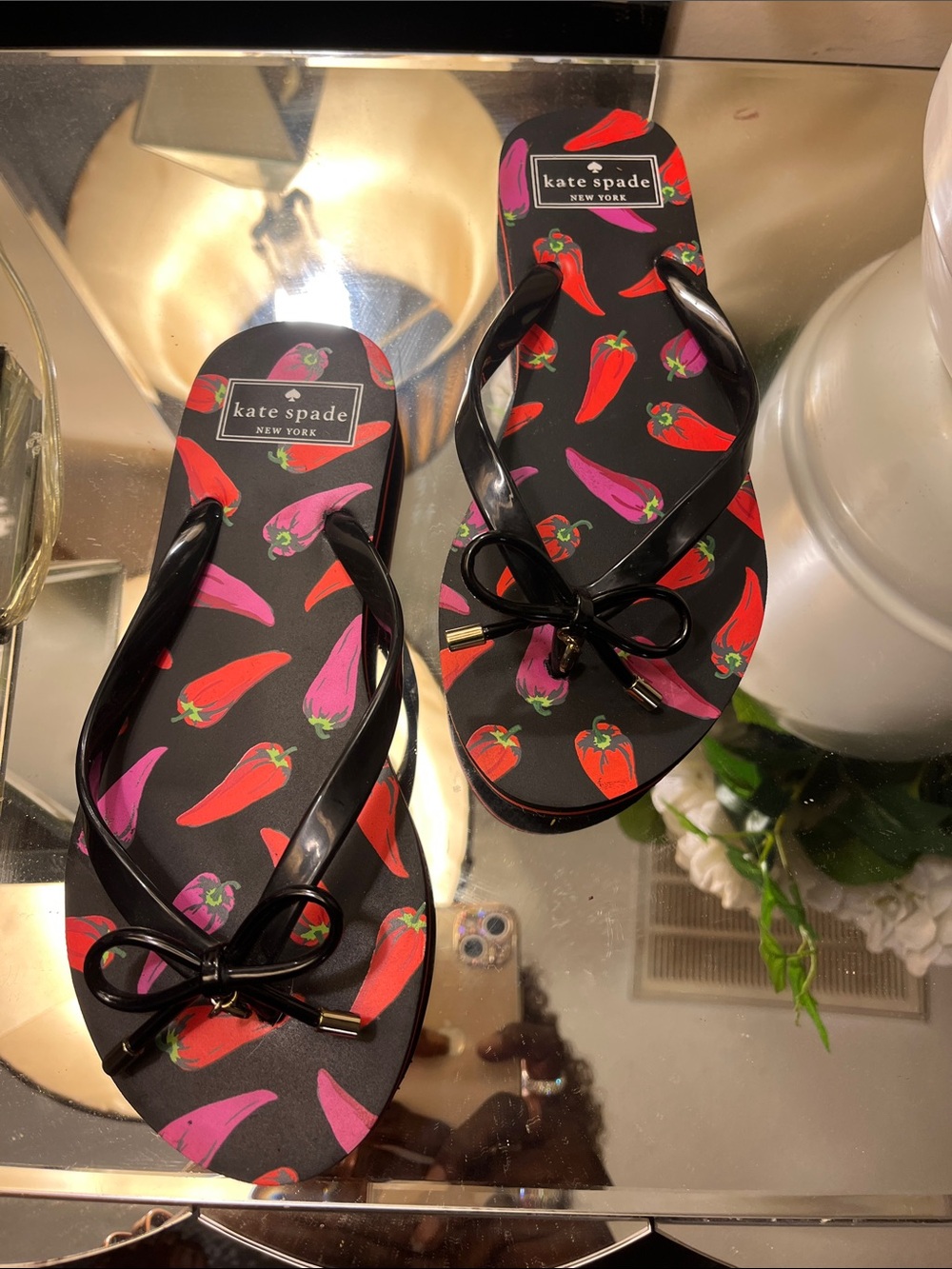 ❤️Kate spade black flip sandals with red and purple chili print - Picture 5 of 6